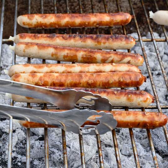 Würstchen auf dem Grill