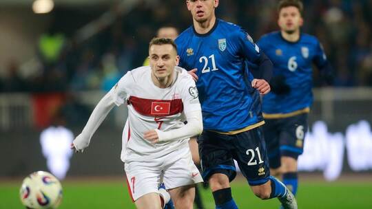 Mit 1,72 Meter Körpergröße hat es Kerem Aktürkoglu vom türkischen Team (vorne) im Sturmzentrum schwer. Visar Kryeziu/AP/dpa Kosovo - Türkei