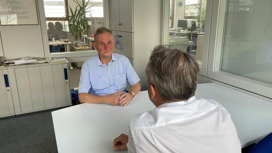Lothar Gassmann (hinten) im Gespräch mit PZ-Redakteur Marek Klimanski.