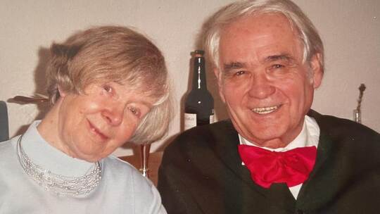Das Foto zeigt Dr. Bernhard Elsässer mit seiner Ehefrau Margot, die bereits 2021 verstarb. Cornelie Elsäßer