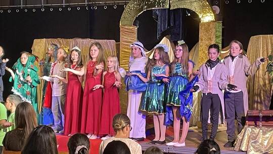 Viel geboten ist beim Sommermusical der Friedrich-Silcher-Schule auf der Bühne in der Schulturnhalle. Weiss