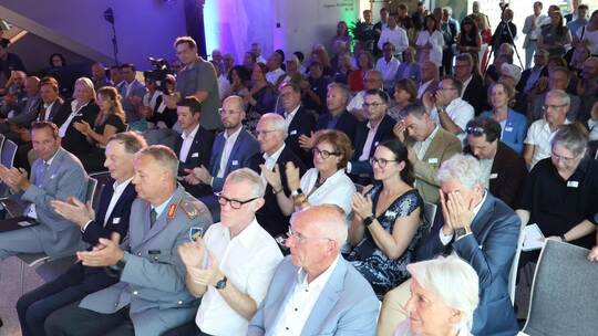 Viele Vertreter aus Politik und Gesellschaft kommen zur Eröffnung des neuen IHK-Bilungszentrums nach Nagold und dokumentieren da