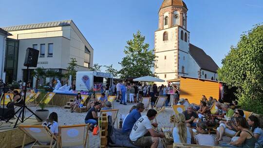 Im Schatten von Rathaus und der Kirche St. Urban und Vitus auf dem Rathausplatz findet ab jetzt jeden Donnerstag bis zum 13. Aug