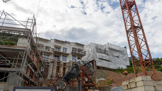 Seit zwei Wochen ist ein neuer Kran auf der Baustelle in Bad Wildbad installiert.