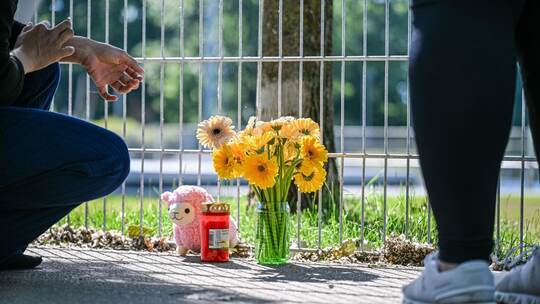 Nach dem Fund von leblosem Kind in Auto Nach dem Fund von leblosem Kind in Auto