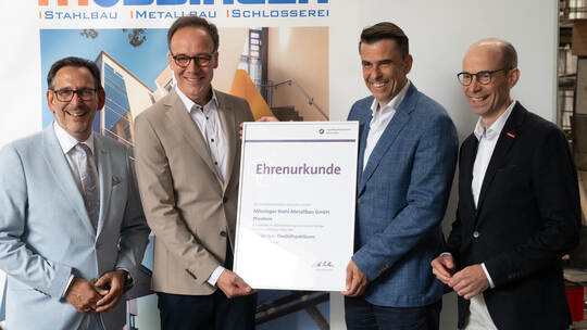 Bürgermeister Tobias Volle (von links) gratulierte Firmenchef Ulli Eric Wetzel, ebenso wie Kreishandwerksmeister Frank Herrmann