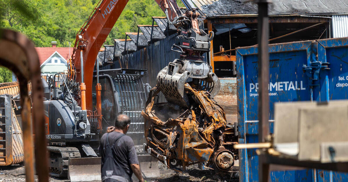 After fire in Lomersheim warehouse: Demolition of the burned-out building ...