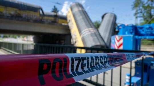 Nach dem Absturz zweier Güterzug-Waggons von einer Brücke Nach dem Absturz zweier Güterzug-Waggons von einer Brücke