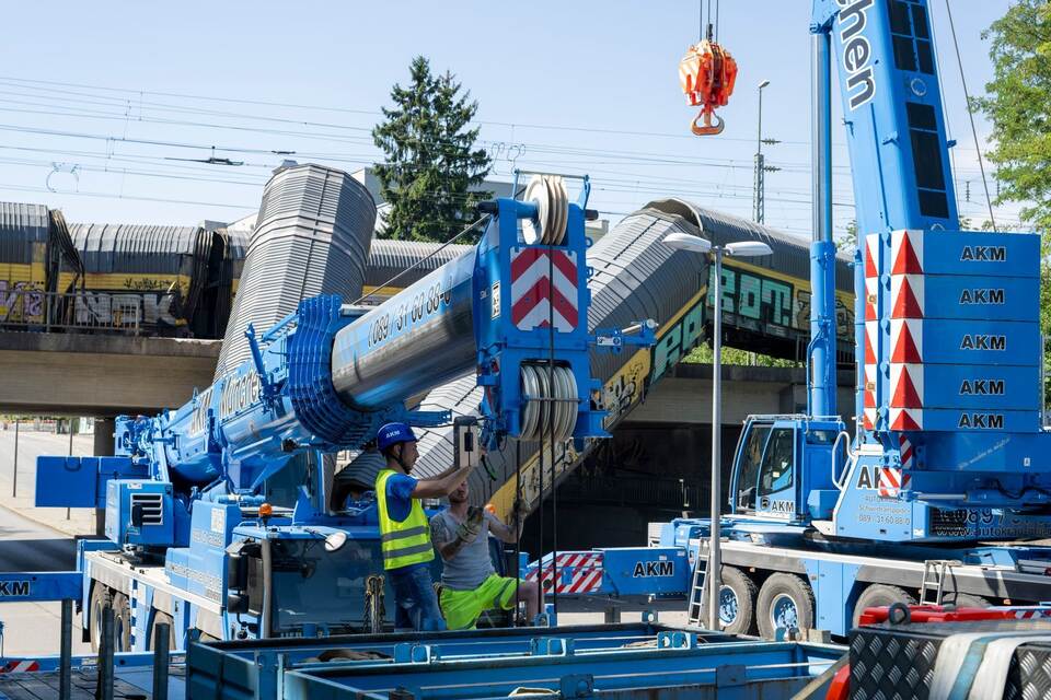 Nach dem Absturz zweier Güterzug-Waggons von einer Brücke Nach dem Absturz zweier Güterzug-Waggons von einer Brücke
