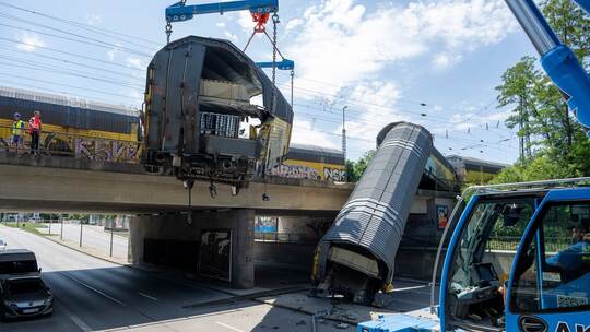 Nach dem Absturz zweier Güterzug-Waggons von einer Brücke Nach dem Absturz zweier Güterzug-Waggons von einer Brücke