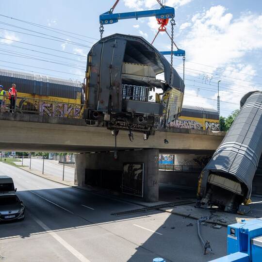 Nach dem Absturz zweier Güterzug-Waggons von einer Brücke