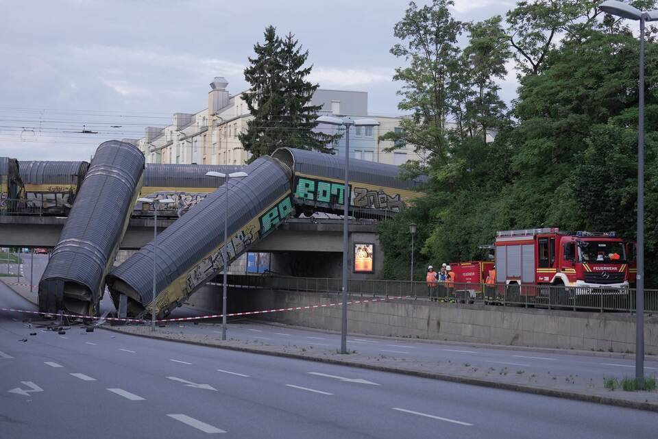 Güterzug stürzt in München von Brücke Güterzug stürzt in München von Brücke