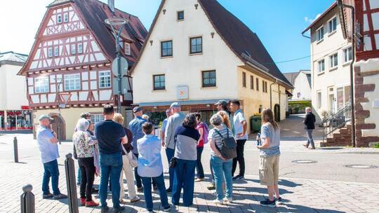 Ortsspaziergang mit Bürgerinnen und Bürgern am 9. Mai zum Thema Mobilität im Sanierungsgebiet Ortsmitte, hier am Marktplatz. Gem