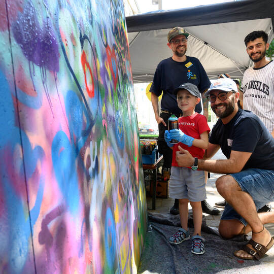 Das Streetart-Projekt vom SJR Jugendtreff bringt Farbe rein: vorne Gabriel und Dario Vasco, hinten Florian Gotsch (links) und De