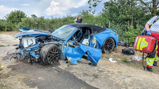 Auto kommt von A7 ab – zwei Menschen schwer verletzt