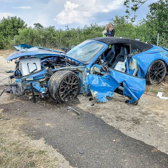 Auto kommt von A7 ab – zwei Menschen schwer verletzt
