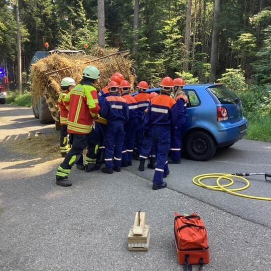 Gefordert sind die jungen Einsatzkräfte bei einem Unfall mit landwirtschaftlichem Fahrzeug und weiteren Autos. Frank Metzler