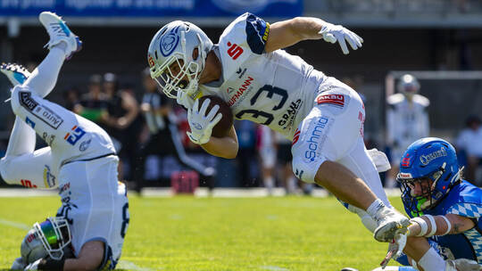 David King (rechts) von den Comets setzt gegen Theo Michl (Mitte) einen Griff, der sitzt. Eibner-Pressefoto/Florian Wolf GER, Pforzheim Wilddogs vs Allgaeu Comets, American Football, GFL, Saison 2026, Week 07, 20.06.2026,