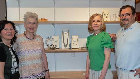 Elisabeth Guthmann, Sibylle Burrer, Claudia Geiger sowie Christian Guthmann (von links) mit Exponaten der Ausstellung „Verflecht