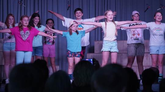 Der Chor singt Lieder, die Lehrerin Johanna Panizzi und eine Freundin extra für das Musical an der Königsbacher Realschule gesch