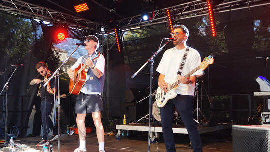 Krönten das Schloss Park Open Festival (von links): John Cargill (Fiddle oder Mandoline), Nathan Evans (Gitarre und Gesang), ver