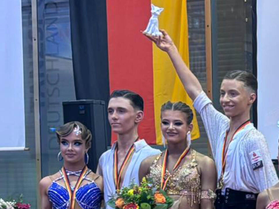 Tim Gordon und Luisa Huber holten den Sieg (rechts), Robert Gurevich und Isabelle Gurevich wurden Zweiter. Foto: SWC