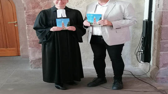 Pfarrerin Martina Walter hat vor einigen Wochen den neuen Kirchenführer zur Altstadtkirche mit Historiker Mathias Köhler vorgest