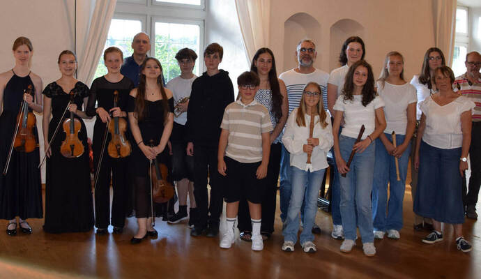 Premiere im Fürstensaal: Junge Musikschüler spielen gemeinsam mit Südwestdeutschem Kammerorchester im Schloss Neuenbürg.