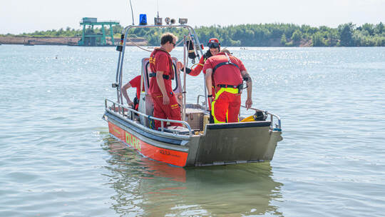 DLRG-Einsatzkräfte suchen auf dem Epplesee bei Rheinstetten nach dem vermissten Schwimmer. Der 23-Jährige aus Mühlacker wurde sp