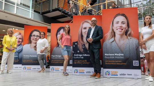 Drei Porträtierte sind eigens zum Pressetermin gekommen: Evelina Pavlenko aus der Ukraine, Andreea Cotuna aus Rumänien und Maria