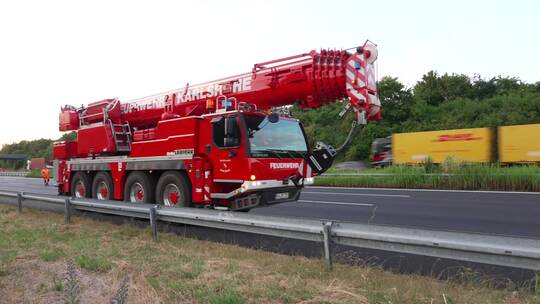 Gefahrgut LKW liegt quer über Autobahn - Vollsperrung dauert noch mehrere Stunden - LKW hatte nicht die vorgeschriebene Gefahrgu