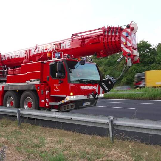 Gefahrgut LKW liegt quer über Autobahn - Vollsperrung dauert noch mehrere Stunden - LKW hatte nicht die vorgeschriebene Gefahrgu
