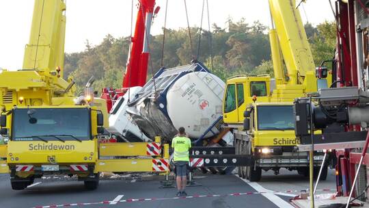 Bergung mit 3 Kränen! Gefahrgut-LKW liegt quer über Autobahn - A8 etwa 13 (!) Stunden voll gesperrt - Chemie-Laster umgekippt