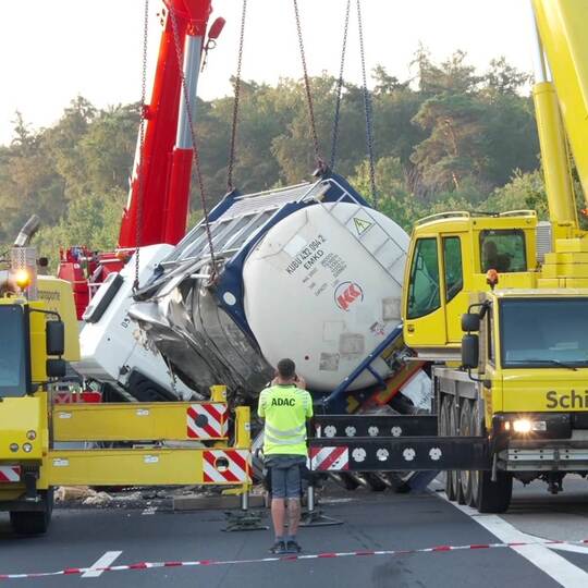 Bergung mit 3 Kränen! Gefahrgut-LKW liegt quer über Autobahn - A8 etwa 13 (!) Stunden voll gesperrt - Chemie-Laster umgekippt