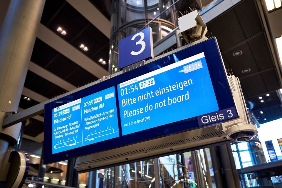 Nach dem bundesweiten Ausfall bei der Deutschen Bahn - Berlin Nach dem bundesweiten Ausfall bei der Deutschen Bahn - Berlin