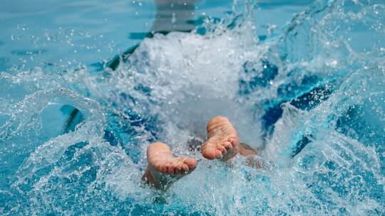 Abkühlung im Freibad Abkühlung im Freibad