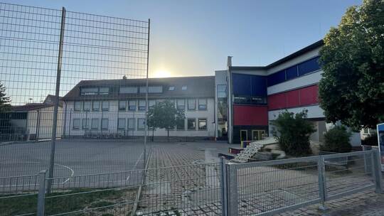 Der neue Schulanbau wird entlang der Hofstättstraße entstehen. Damit grenzt er auch den Schulhof besser gegenüber der Straße ab.
