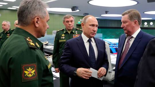 Sergej Iwanow (r.) und Wladimir Putin (m.)