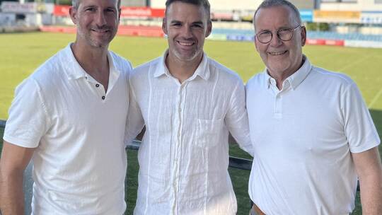 Der neue CfR-Trainer Pablo Gil Sarrión (Mitte) mit Sportdirektor Giuseppe Ricciardi (links) und Finanzchef Wolfgang Fischer. Fot