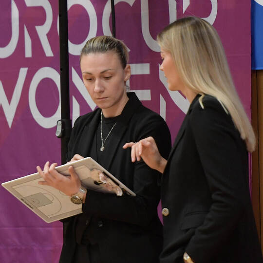 Matea Tavic (links) ist seit 2024 Cheftrainerin des Basketball-Bundesligisten Keltern, an ihrer Seite Co-Trainerin Jelena Antic