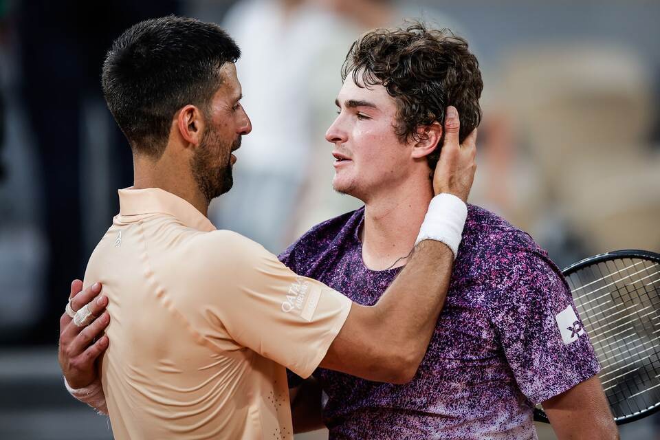 Novak Djokovic (l) und Joao Fonseca (r)