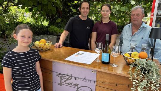 Drei Generationen begrüßen ihre Gäste auf dem Weingut: Ella, Philipp, Hanna und Werner Plag (von links). Foto: Steffen Reinhold