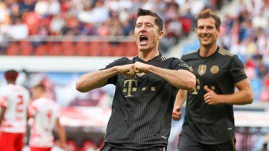 Robert Lewandowski (l) und Leon Goretzka