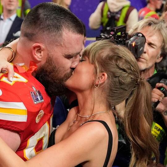 Taylor Swift küsst Travis Kelce