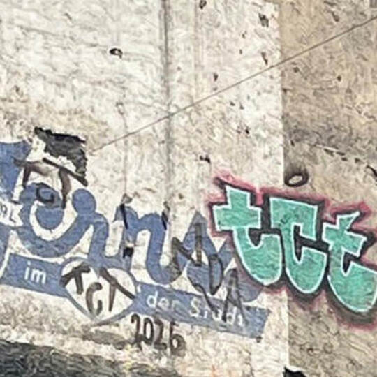 Der Abriss des früheren Sinn-Leffers- ( zuvor Oberpaur-)Gebäudes gibt die Fassade des Nachbarhauses und zwei Firmenschriftzüge f