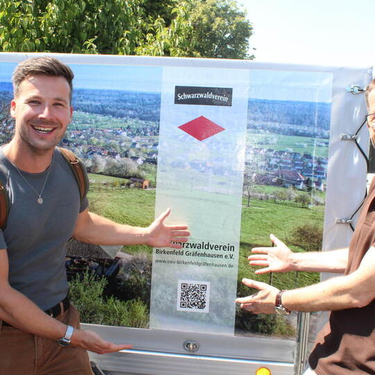 Wander-Influencer Simon Hegewald (links) gemeinsam mit Sven Hoffmann, Vorsitzender des Schwarzwaldvereins Birkenfeld Gräfenhause