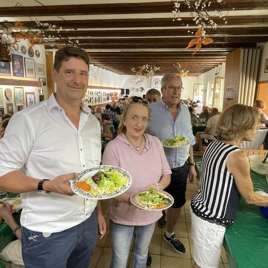 Grillspezialitäten mit selbstgemachten Salaten servieren Oliver Eberle, Susanne Nikolaus und Otto Eberle (von links) ihren rund
