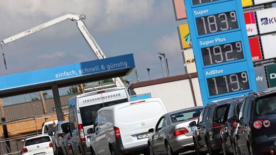 Autoschlange an Tankstelle