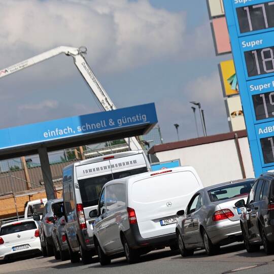 Autoschlange an Tankstelle
