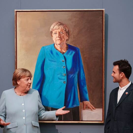 Präsentation von Porträt von Ex-Kanzlerin Merkel Präsentation von Porträt von Ex-Kanzlerin Merkel